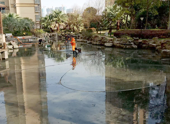 新建景观池淤泥清理