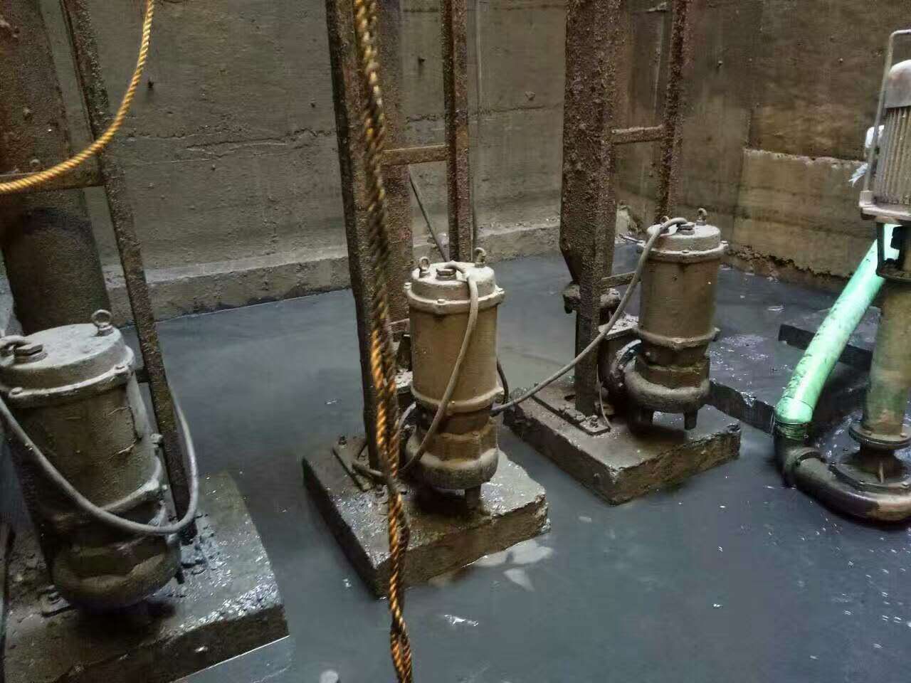 新建污水池清理