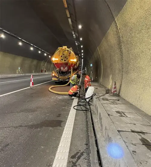 新建隧道排水渠清淤